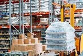Два грузчика выпили более 100 банок пива, пока разгружали пиво