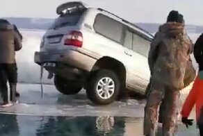 Водила решил прокатиться по замёрзшему Байкалу, но что-то пошло не так