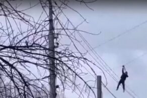 В Саратове мужчина сорвался вниз, пытаясь удрать от спасателей по электрическим проводам