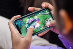 Мужчина застал сына играющим в видеоигры в час ночи и заставил его играть до упора