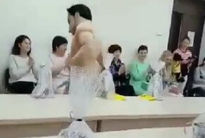 В Тверской области уволили чиновника, который организовал мужской стриптиз на 8 марта