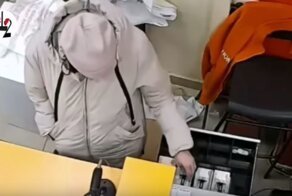 В ДНС девушка обворовала кассу магазина