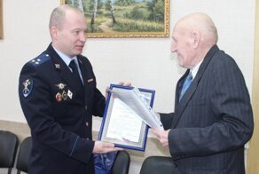 В Костроме 80-летний пенсионер перехитрил телефонных мошенников и получил награду от полиции