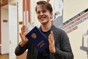 Выпускник РГГУ, чью итоговую работу написала нейросеть, получил диплом и приглашение в Госдуму