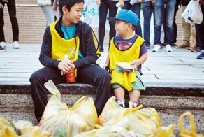 Как японцы превратили сбор мусора в спорт, которым занимаются всей страной