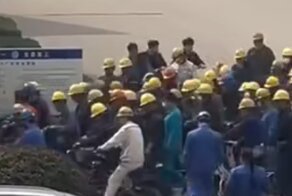 Конец рабочего дня на китайской судоверфи  