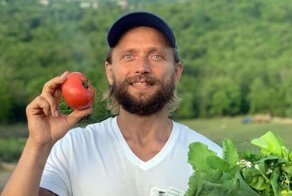 В Сочи задержали семью блогеров-сыроедов, уморивших голодом новорождённого сына