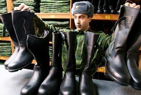 Почему неказистые «кирзачи» стали самой популярной обувью в СССР