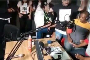 Бандиты ограбили ведущих радиостанции во время прямого эфира