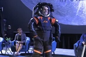 НАСА показало женский костюм для прогулок по Луне