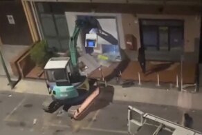 Похищение банкомата при помощи экскаватора на Сицилии попало на видео