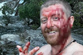 В Австралии питон терроризирует туристов на популярном пешеходном маршруте