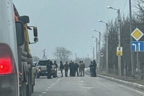 Водитель решил наказать обидчиков и сообщил в полицию о диверсантах - дорожный конфликт обернулся планом "перехват"