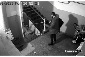 Мужчина намусорил в подъезде и остался доволен собой