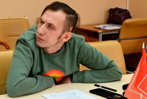 Депутату, который не встал во время исполнения гимна РФ, выписали штраф и выдали повестку в военкомат