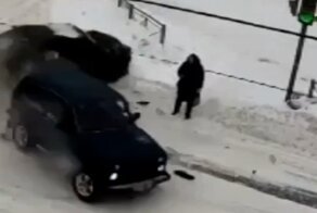 Повезло-повезло: две столкнувшиеся машины пролетели мимо женщины-пешехода, а она и глазом не моргнула