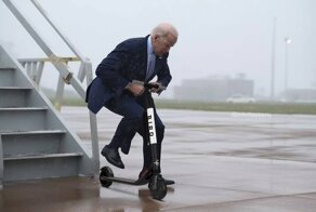 Искусственный интеллект нарисовал Байдена в позе "Байдена, падающего с трапа", американцы дорисовали