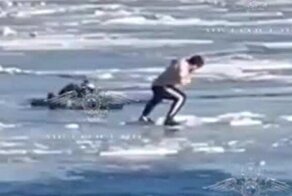 В Петербурге полицейский и очевидец спасли провалившегося под лёд мужчину