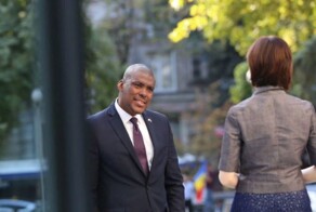 Президентку Санду покусал американский негр