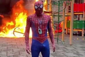 В Красноярске обвинили человека-паука в поджоге детской площадки