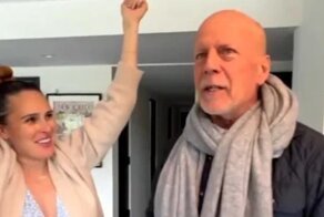Деми Мур показала видео с дня рождения Брюса Уиллиса. "Крепкому орешку" исполнилось 68 лет