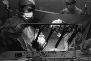 Она стала первой в мире женщиной, «примерившей» грудные импланты