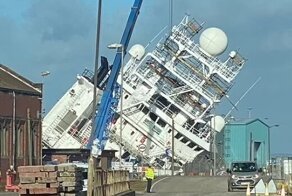 Принадлежащее сооснователю Microsoft судно опрокинулось в порту Эдинбурга