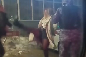 Пьяная нижегородка устроила дебош в баре и подралась с росгвардейцами