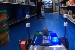 Мужчина отправил за покупками&nbsp;радиоуправляемую&nbsp; машинку&nbsp;