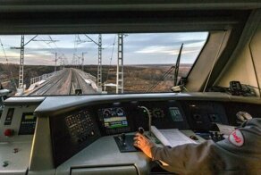 Почему кресло машиниста в поезде располагается справа, а не слева, как в автомобилях?