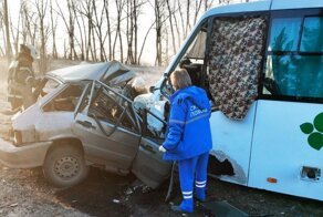 Авария дня. Легковушка столкнулась с микроавтобусом