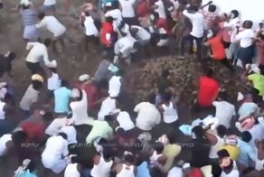 Видео с запахом: в Индии прошла праздничная битва навозом