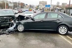 Мерседес лоб в лоб столкнулся с китайским Geely