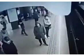 Мужчина умышленно толкнул женщину на пути под прибывающий поезд