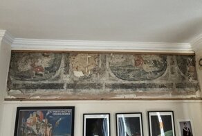 Делая ремонт, британец нашёл 400-летние фрески