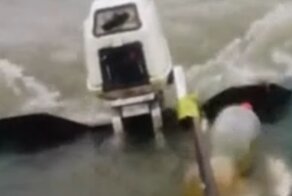 Позитивный рыбак, который смеётся в лицо опасности