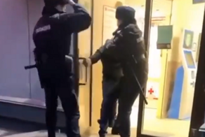 В Новосибирске мужик наорал и напал на полицейских