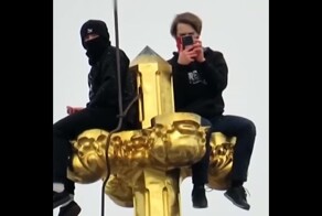 В петербургской церкви пожелали «ума побольше» руферам, взобравшимся на шпиль храма