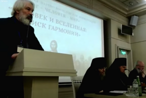 Директор института общей генетики выступил с докладом и заявил, что люди жили по 900 лет, пока не согрешили
