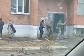 В Новомосковске сотрудники ОМОН взяли штурмом квартиру пенсионера, угрожавшего взорвать дом