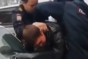 Забавная реакция нарушителя на охранника, пытающегося помочь полицейским