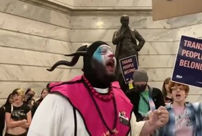 В США трансы захватили Капитолий, протестуя из-за закона, ущемляющего их права
