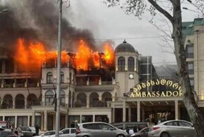 В центре Тбилиси загорелся отель «Амбассадор»
