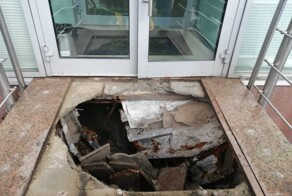 Женщина провалилась сквозь крыльцо перед входом в аптеку