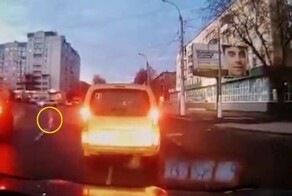 Маленькая девочка в подгузнике выбежала на оживленную дорогу в Твери