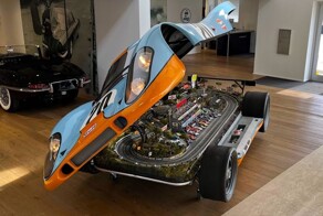 Игровую гоночную трассу встроили в макет Porsche 917 Le Mans в масштабе 1:1