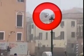 "Пинков бы надавать!". Мэр Венеции прокомментировал прыжок туриста с крыши дома в канал