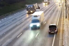 В стоящую машину на полном ходу