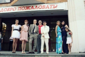 Выпускница в прозрачном платье (7 фото)