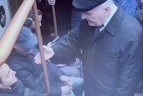 В столичном метро мужчина не уступил пенсионеру место и брызнул баллончиком в лицо
